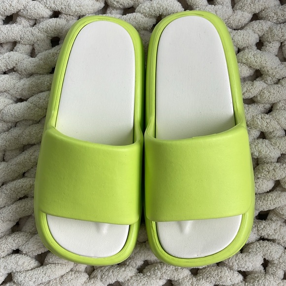 NEW 🆂🅾🅻🅳 Lime green platform pool slides beach shoes 7 chunky flatforms rare - Picture 10 of 10